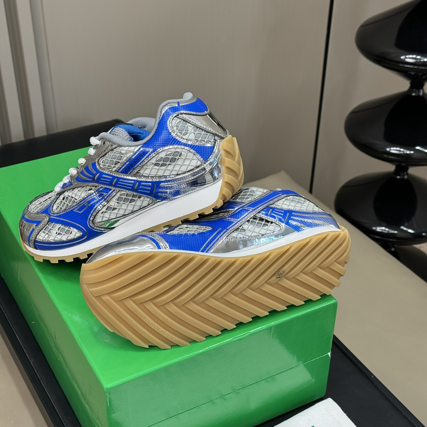 b0tte*a Ven*ta sneaker
