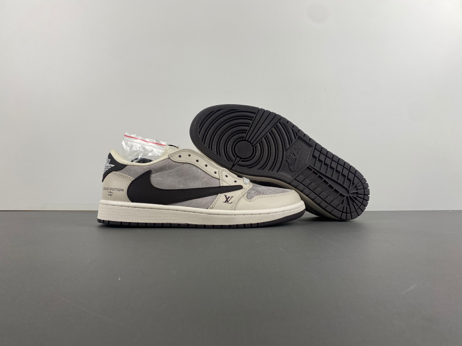 Travis Scott x Air Jordan 1 Low OG LX1988-100